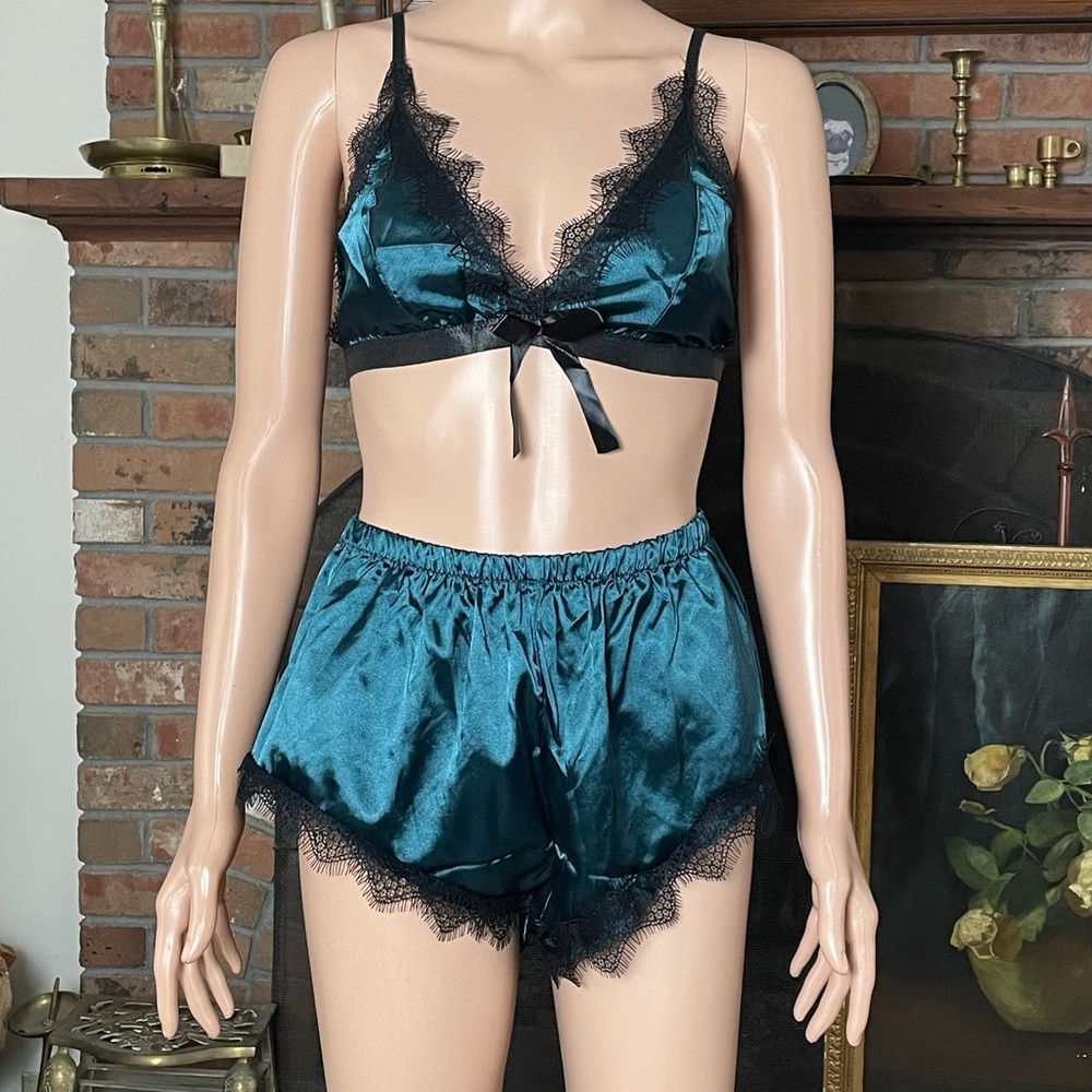 Elegant Teal and Black Lace Trim Sleepwear Set